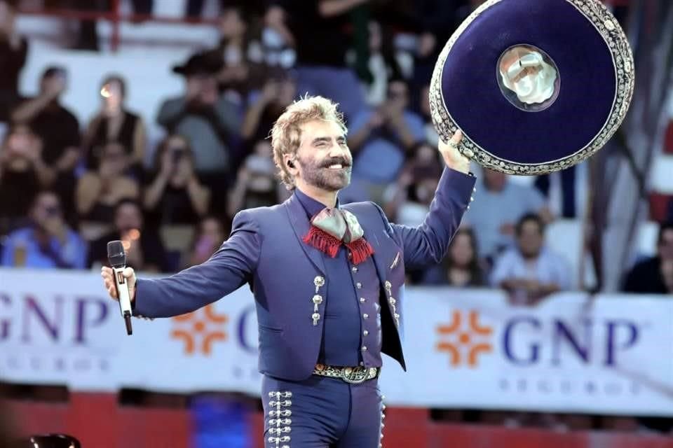 Alejandro Fernández hizo vibrar a la Plaza de Toros Lorenzo Garza con un concierto cargado de sentimiento, emotividad y también de ovaciones.