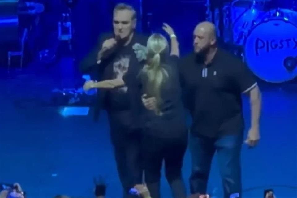 Varios fans eufóricos se subieron al escenario de un concierto de Morrissey en Texas, provocando caos, la suspensión del show y hasta un herido.