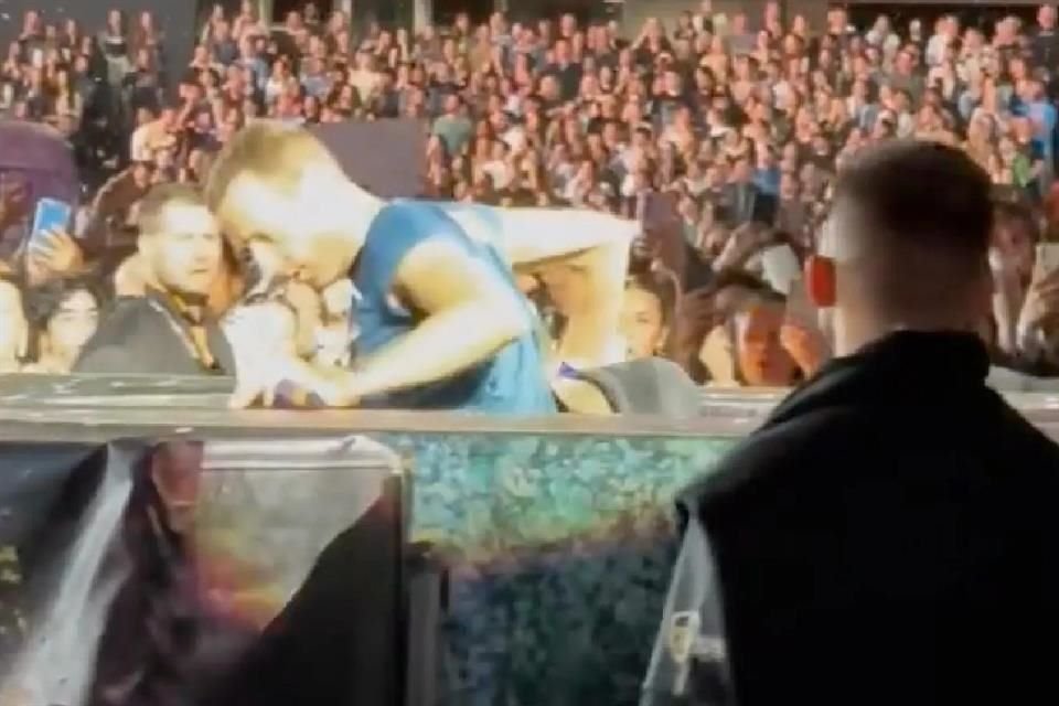 Chris Martin, vocalista de Coldplay, sorprendió a todos sus fans al caer por un hueco del escenario durante un show en Melbourne, Australia.