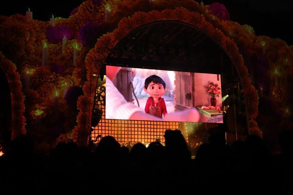 Como el año pasado, el concierto y transmisión de la película animada 'Coco', repitió su estructura, aunque con elenco distinto y con nuevas figuras de alebrijes luminosos.