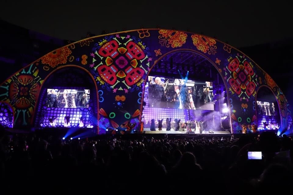 El fuerte chubasco que cayó en la Monumental Plaza de Toros México sacudió al público asistente al concierto y proyección de 'Coco'.