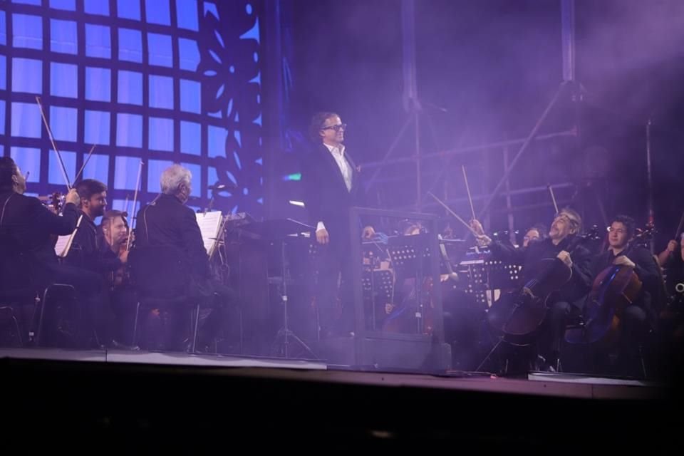 El show estuvo cargo de Felipe Fernández de Paso en la dirección general y creativa, y con Chacho Gaytán (en foto) en la orquesta musical.