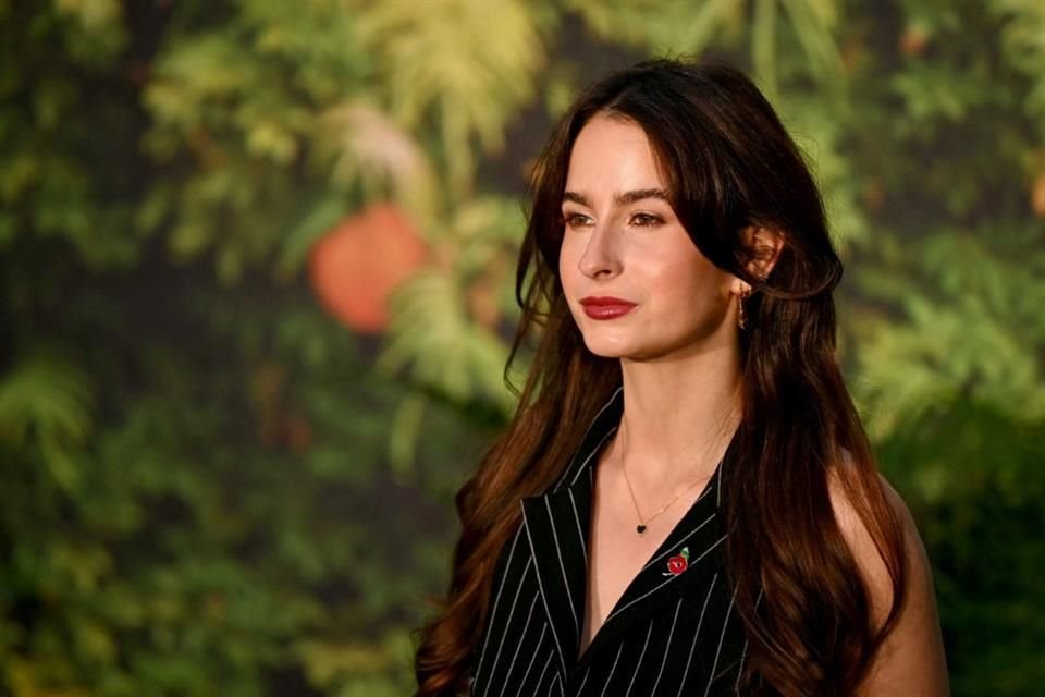 Madeleine Harris lució glamourosa en su paso por la alfombra.