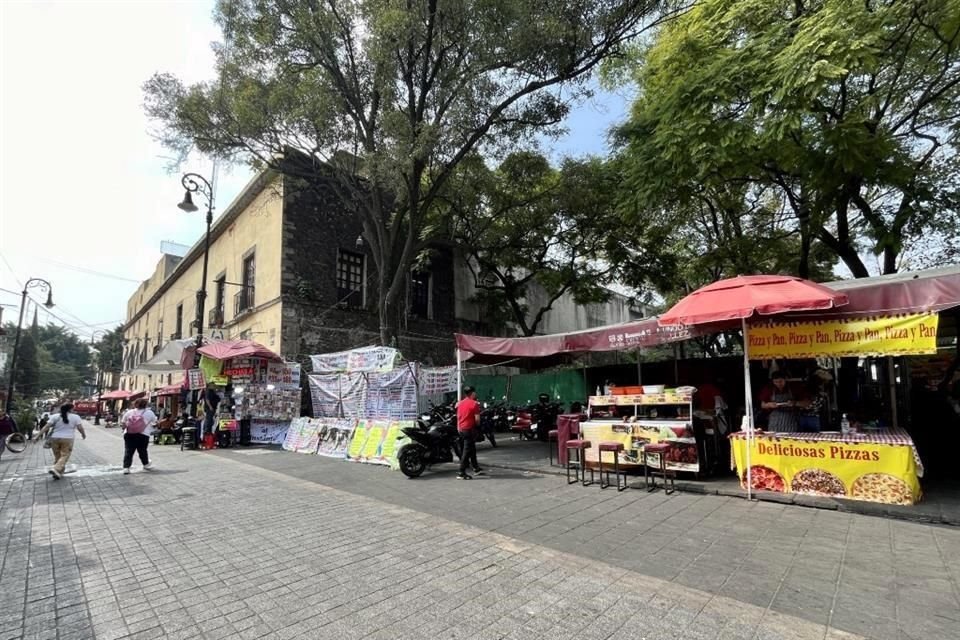 El comercio ambulante en la zona contribuye al deterioro.