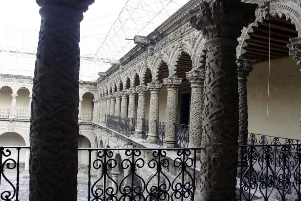 La arquitectura del claustro es de tipo mudéjar.