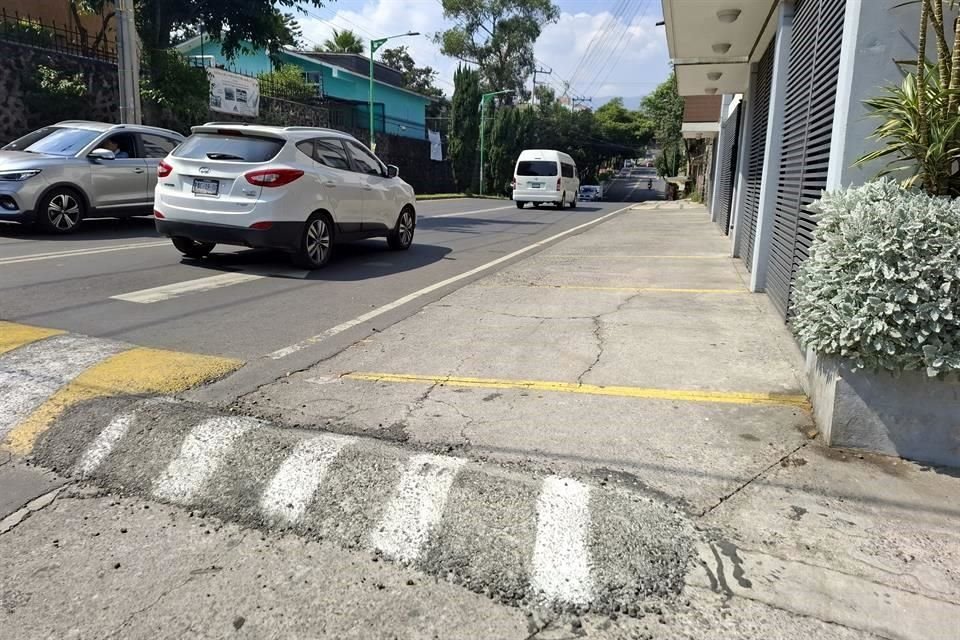 Los vecinos esperan una intervención mayor ante al caos de autos; mientras tanto, colocaron un tope en la acera.