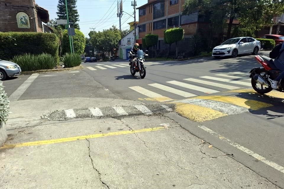 En hora pico, la banqueta que está a nivel del pavimento es utilizada como un atajo por los conductores.