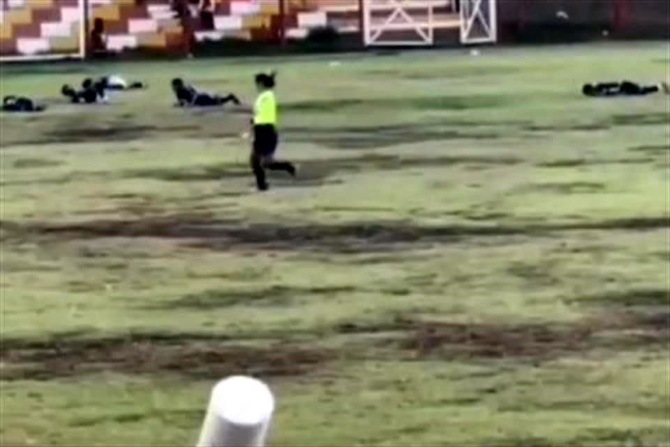 Un rayo impactó en el campo deportivo de Coto Coto en Junín, Perú y provocó la muerte de un jugador y siete heridos.