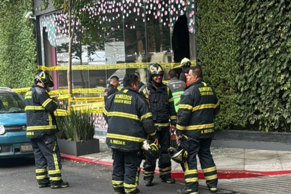 Servicios de emergencia atendieron un incendio en el área de comida de la plaza Galerías Insurgentes, en la Alcaldía Benito Juárez.