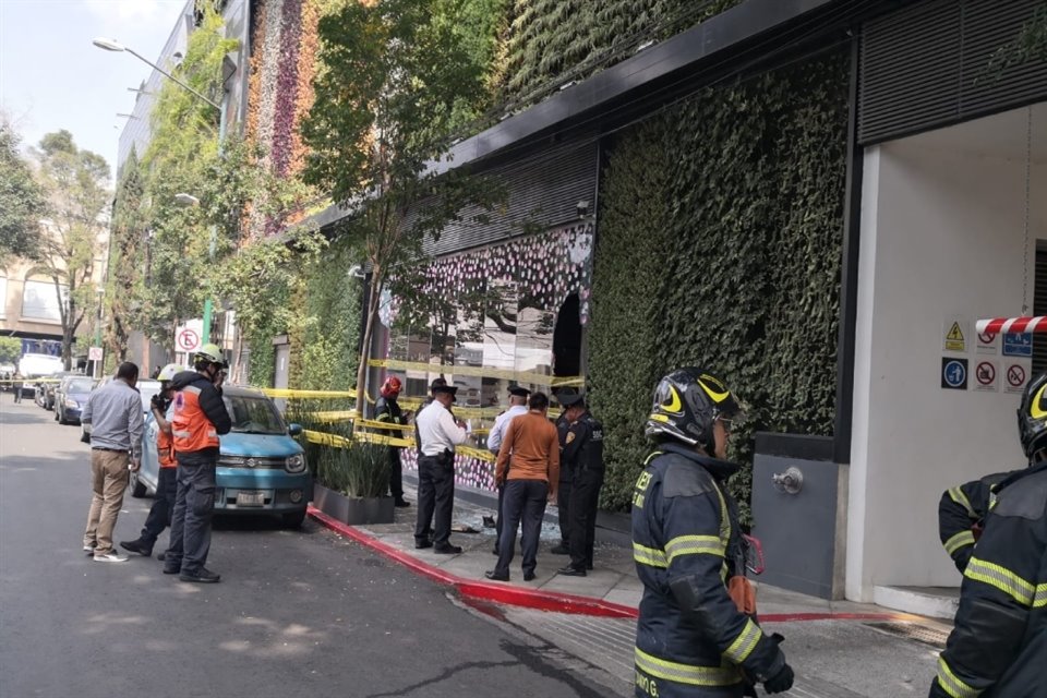 Servicios de emergencia atendieron un incendio en un local en remodelación en Galerías Insurgentes; reportan una persona muerta.