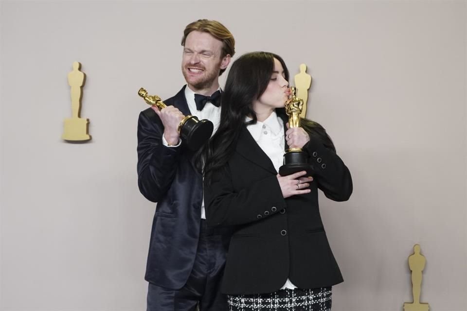 En septiembre, Billie y su hermano Finneas compartieron un video para celebrar el Día Nacional de Registro de Votantes y revelaron que votarían por la demócrata y su compañero de fórmula, Tim Waltz.