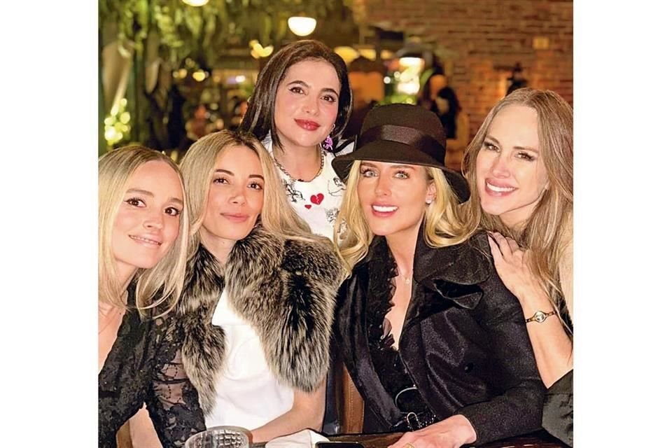 Karla Gabilondo, Andrea González, Paulina López, Tania Ruiz y Erika Bruni