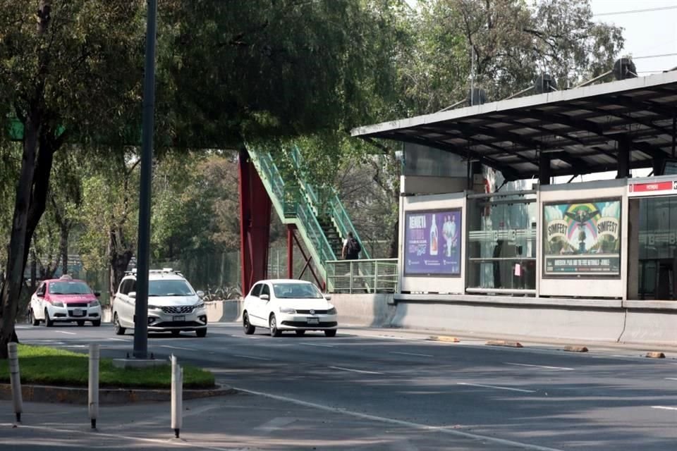 Un hombre adulto mayor murió por causas naturales en el puente de acceso al Metrobus.