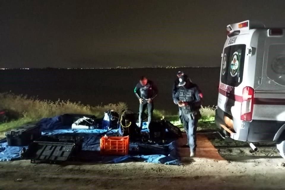 Un adolescente, de 14 años, caminaba por la orilla de la Laguna de Zumpango, cuando resbaló y terminó dentro el agua; servicios de emergencia rescataron el cuerpo de un menor de edad.