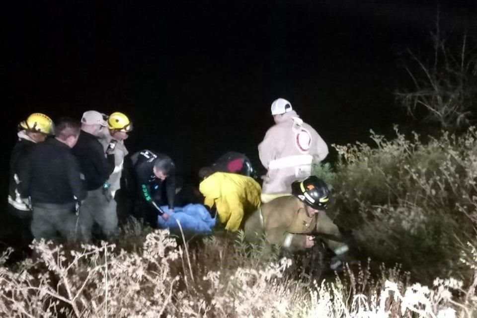 Alrededor de las 22:00 horas ubicaron el cadáver del joven y lo sujetaron con cuerdas para llevarlo a una orilla.