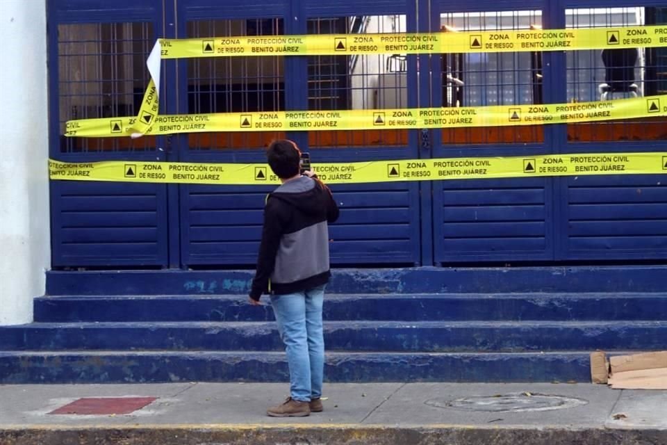 Continúa la cinta amarilla de protección civil  en la puerta 1 del Estadio Azul indicando que es una zona de riesgo.