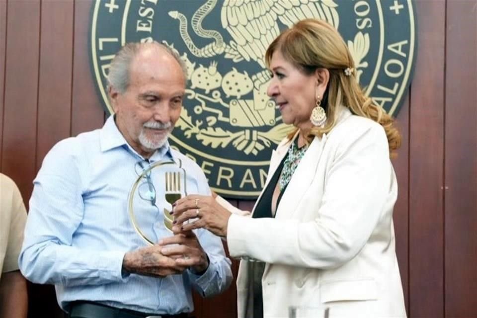 Jorge Peraza fue premiado el 30 de octubre por el Congreso de Sinaloa por su restaurante 'La Chuparrosa Enamorada'; dos días antes, el establecimiento registró un incendio.