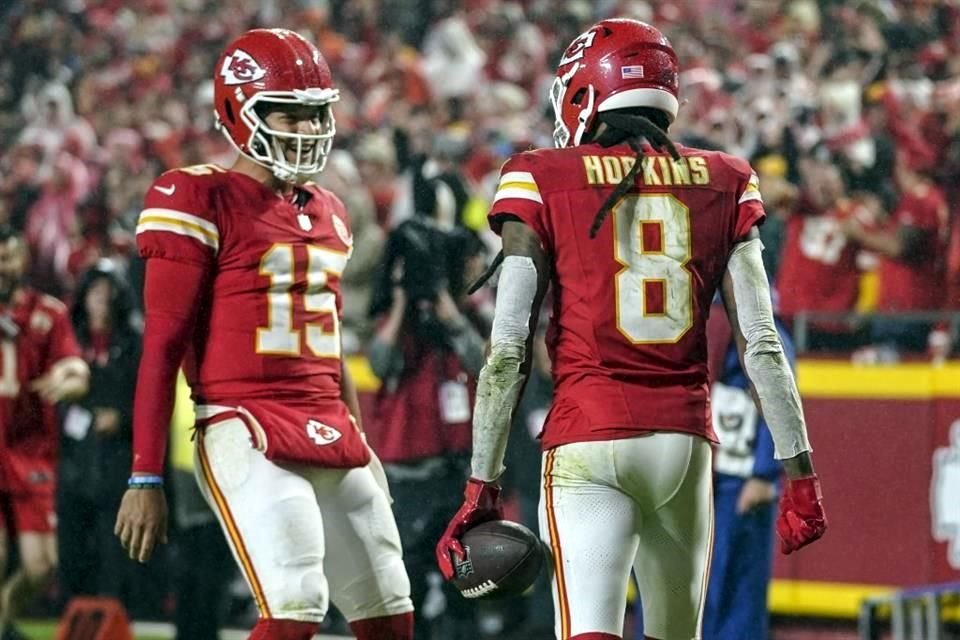 Patrick Mahomes se empleó a fondo para que los Chiefs mantuvieran el invicto en la NFL.