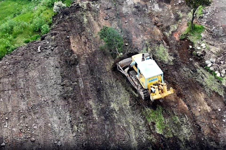 La invasión comenzó con la tala de árboles y ahora incluye en aplanado con maquinaria pesada.