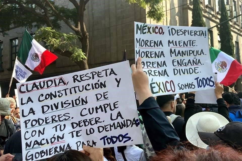 La manifestación es previo a que el Pleno de la SCJN inicie sesión para discutir un proyecto que invalida porciones de la reforma judicial.