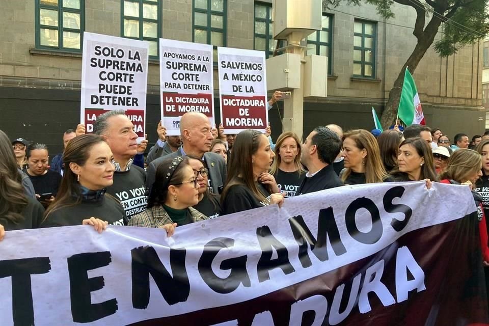 Diputados panistas se sumaron a la protesta afuera de la sede del máximo tribunal.