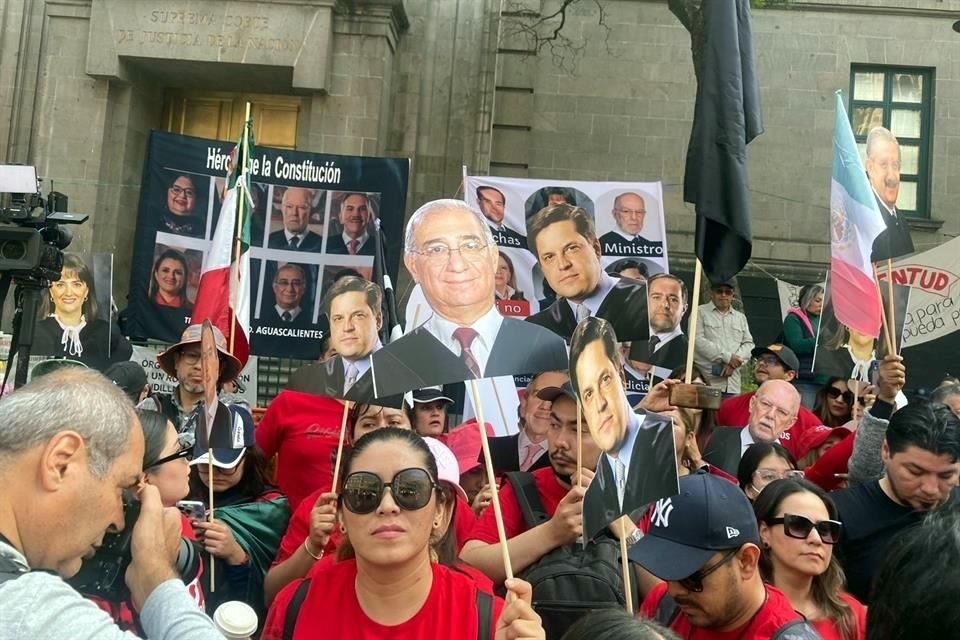 Ciudadanos, trabajadores y activistas manifiestan su respaldo a Ministros que han alertado sobre los riesgos que implica la reforma judicial.