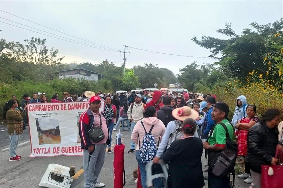 Damnificados por el paso del huracán 'John' en Guerrero se manifestaron este martes.