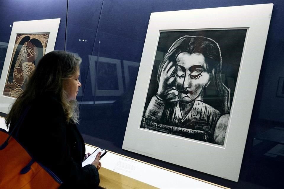 Picasso plasmó en sus grabados pasajes de su vida íntima, a sus esposas, amantes y escenas cotidianas. En la imagen 'Jacqueline leyendo, prueba de la versión final'.