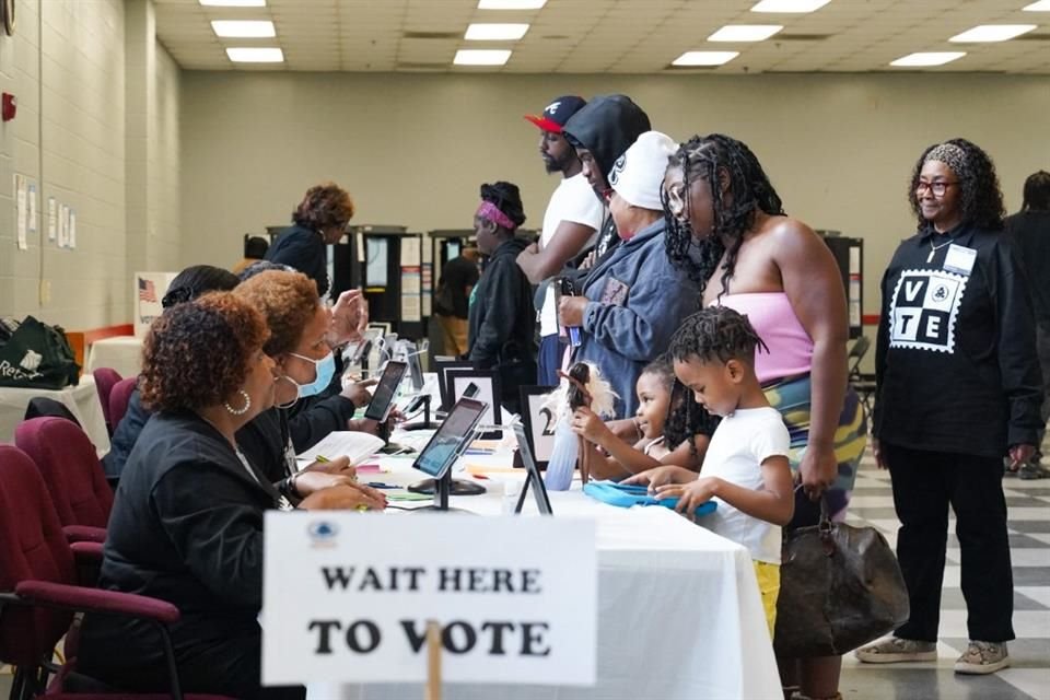 Votantes hacen fila para votar en Atlanta, Georgia.