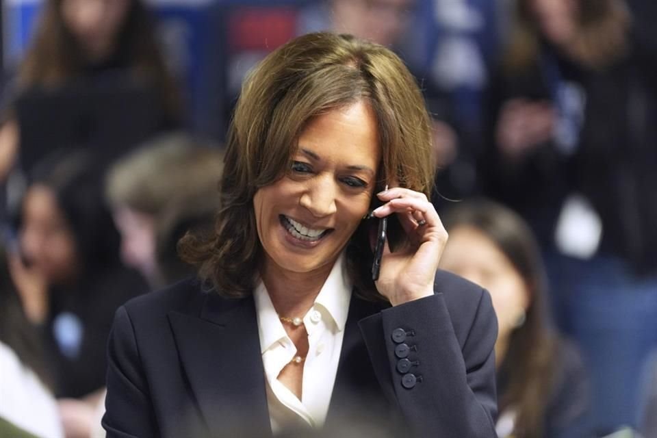 La Vicepresidenta Kamala Harris realiza una llamada telefónica durante la elección de Estados Unidos, el 5 de noviembre del 2024.