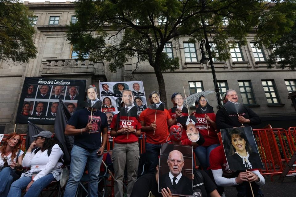 Tras el fin de la sesión de la SCJN, trabajadores del Poder Judicial, insisten con discursos frente a la Corte. 