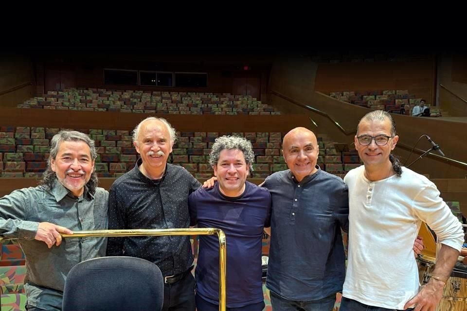 El ensamble de percusiones Tambuco con el director de orquesta Gustavo Dudamel, quien los dirigió con la LA Phil.