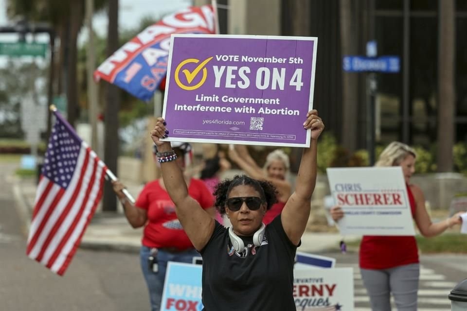 Manifestantes a favor de una enmienda al aborto afuera de un centro de votación en Florida.