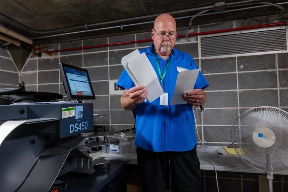 Un trabajador electoral cuenta las papeletas en el Ayuntamiento el 5 de noviembre de 2024 en Janesville, Wisconsin.