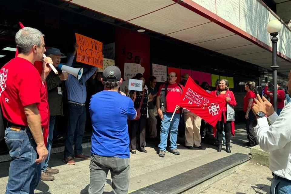 Colegas del arqueólogo Fernando Cortés de Brasdefer se manifestaron afuera de las oficinas del Órgano Interno de Control del INAH en su apoyo.