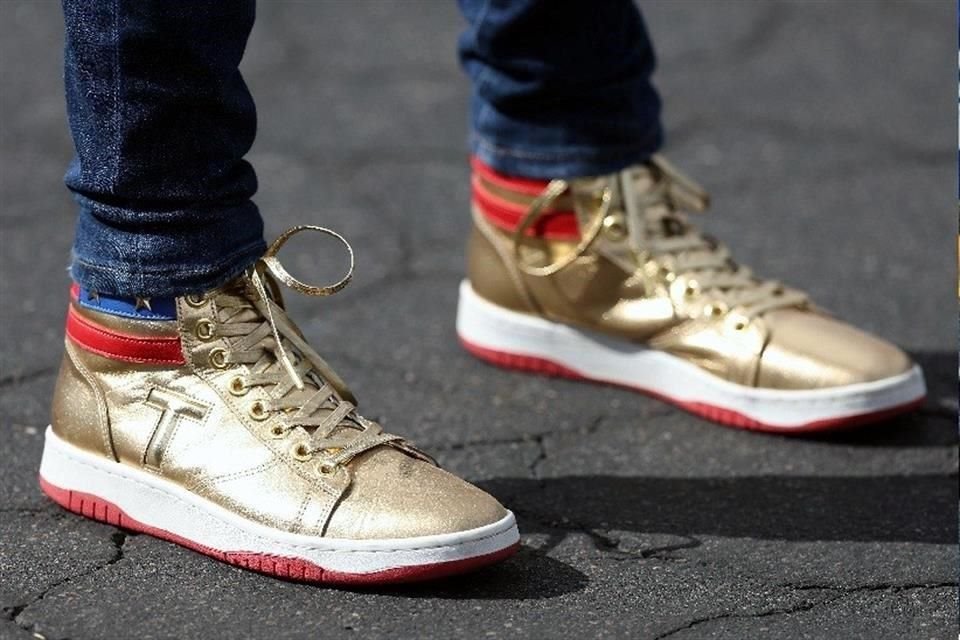 En Mesa, Arizona, simpatizantes del republicano fueron vistos vistiendo sneakers con motivos del partido y el candidato