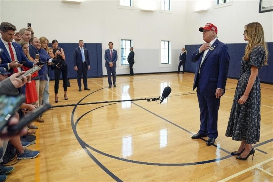 Al lado de su esposa Melania, Trump emitió su voto en el Centro de Recreación Mandel, Florida