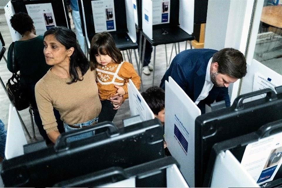 En Cincinatti, Ohio, JD Vance, candidato a la vicepresidencia por el partido republicano, emitió su voto junto a su esposa Usha Vance y sus hijos