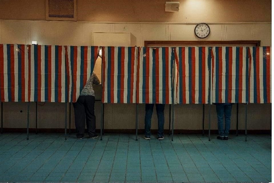 Las casillas abrieron desde las 6:00 horas, tiempo local. En la imagen, personas del Berlín, Nuevo Hampshire, emiten su voto en el distrito número 3