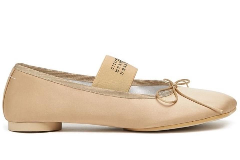 Apegadas al estilo clásico, a la par de estudiadas en su ergonomía, las ballerinas llegan en fina piel color nude y con resorte para fijar el empeine. De Maison Margiela.