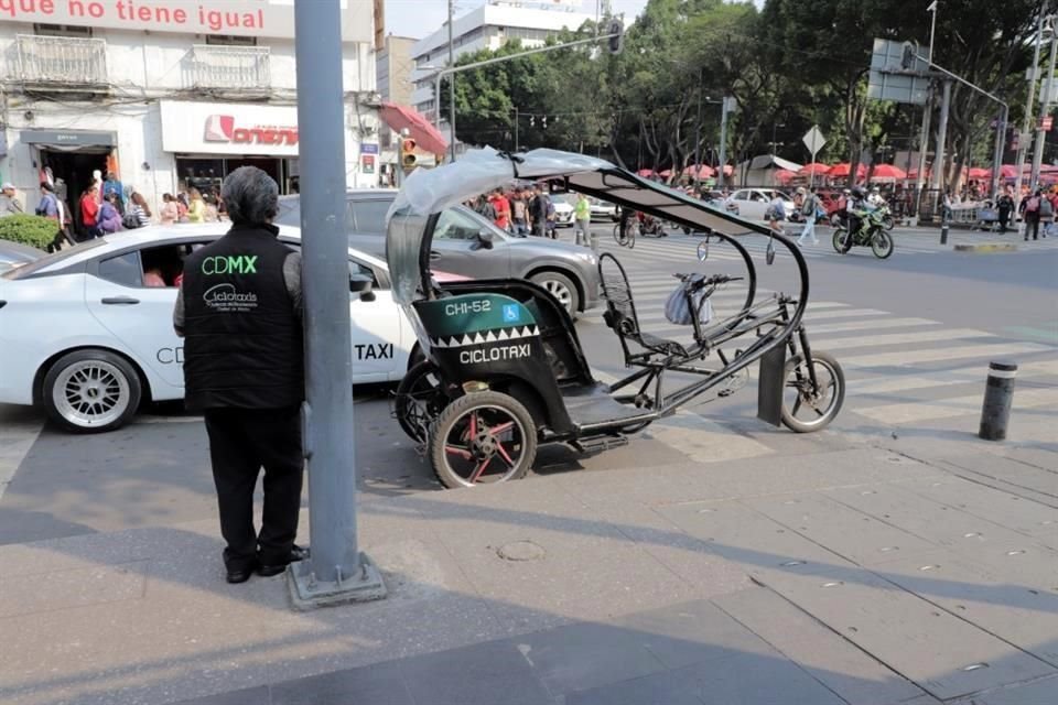 Los lineamientos prohíben a los ciclotaxistas obstaculizar espacios peatonales. 