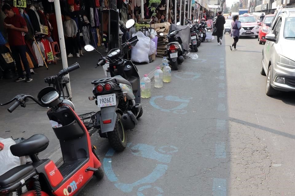 NI UNOS NI OTROS. Mientras motociclistas invaden los cajones exclusivos, los bicitaxis se estacionan hasta sobre las cebras.