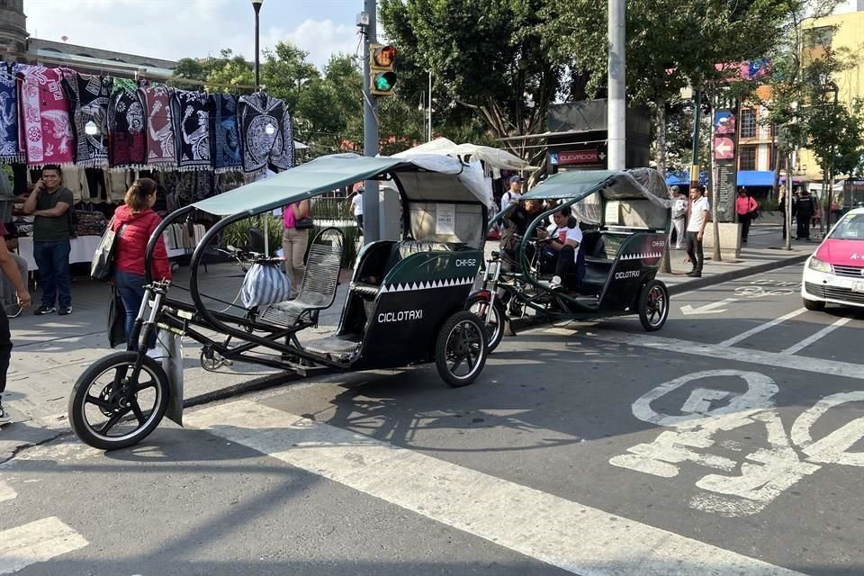 NI UNOS NI OTROS. Mientras motociclistas invaden los cajones exclusivos, los bicitaxis se estacionan hasta sobre las cebras.