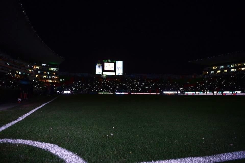 El estadio se quedó sin luz por varios minutos cuando estaba por acabar el juego.