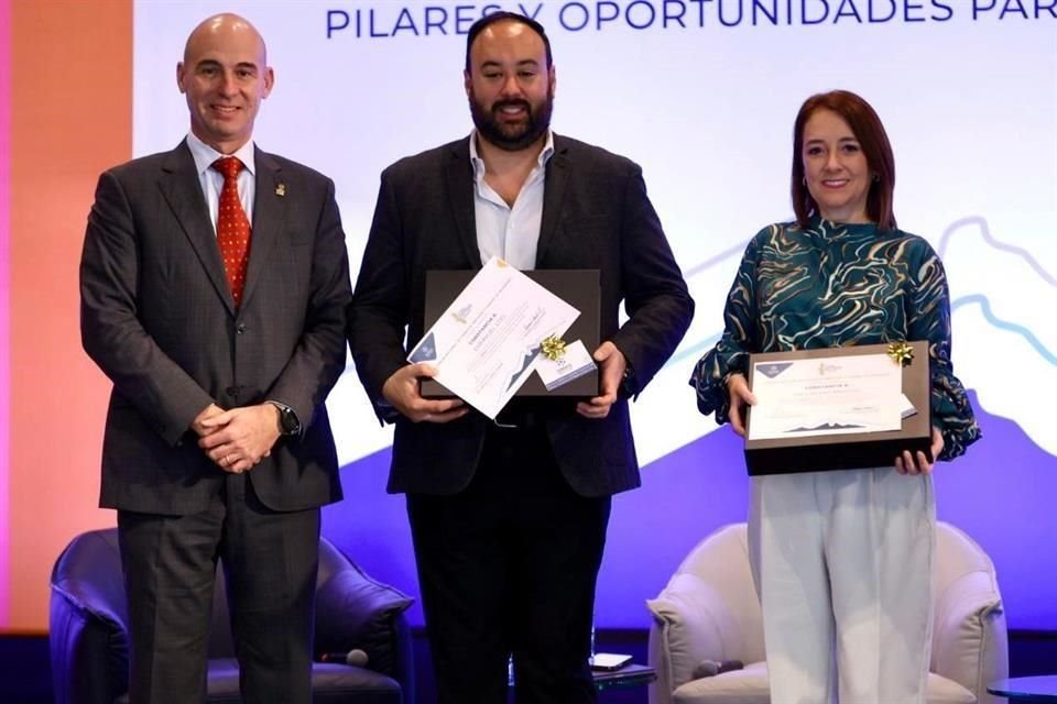 Fernando Canales Stelzer (izq. a der.), presidente de la Canaco Monterrey, Emmanuel Loo y Maricarmen Martínez, titulares de las Secretarías de Economía y de Turismo de NL.