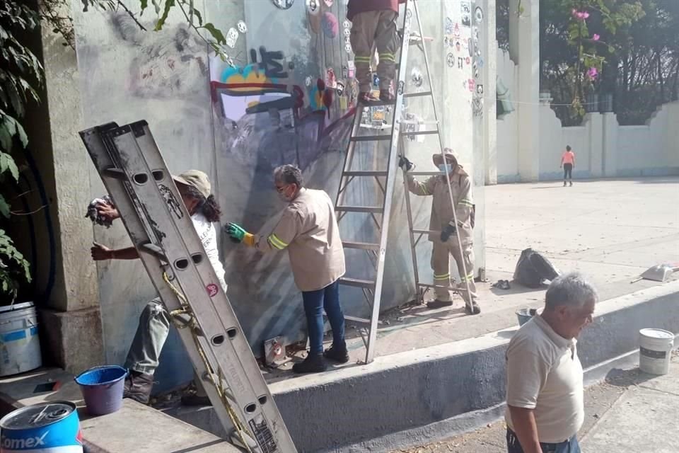 Una cuadrilla de trabajadores comenzó los trabajos de limpieza en el Foro, ubicado en el Parque México.