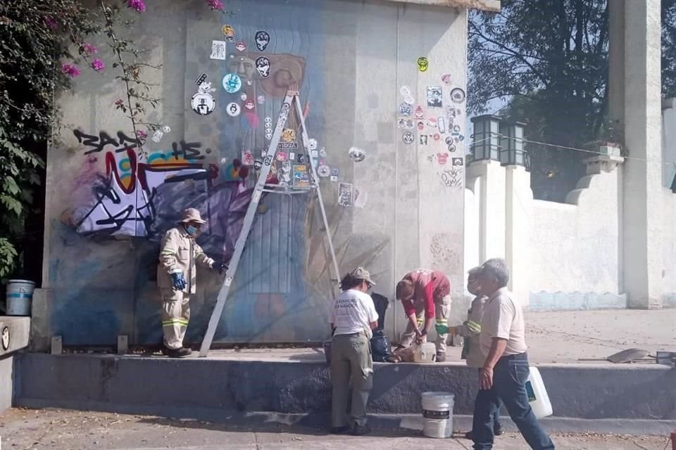 Una cuadrilla de trabajadores comenzó los trabajos de limpieza en el Foro, ubicado en el Parque México.