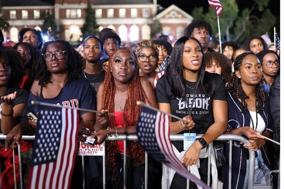 A las afueras de la Universidad Howard, simpatizantes deócratas reaccionan ante la incertidumbre del conteo electoral, donde la ventaja favorecía a Trump