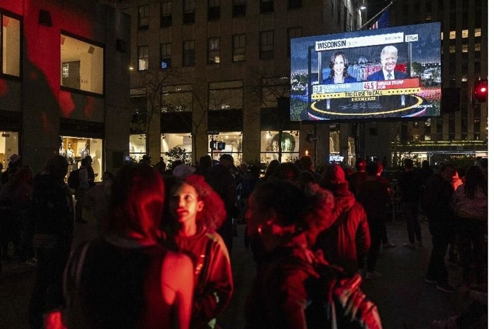 En el Rockefeller Center se transmiten los resultados de encuestas y conteo de votos