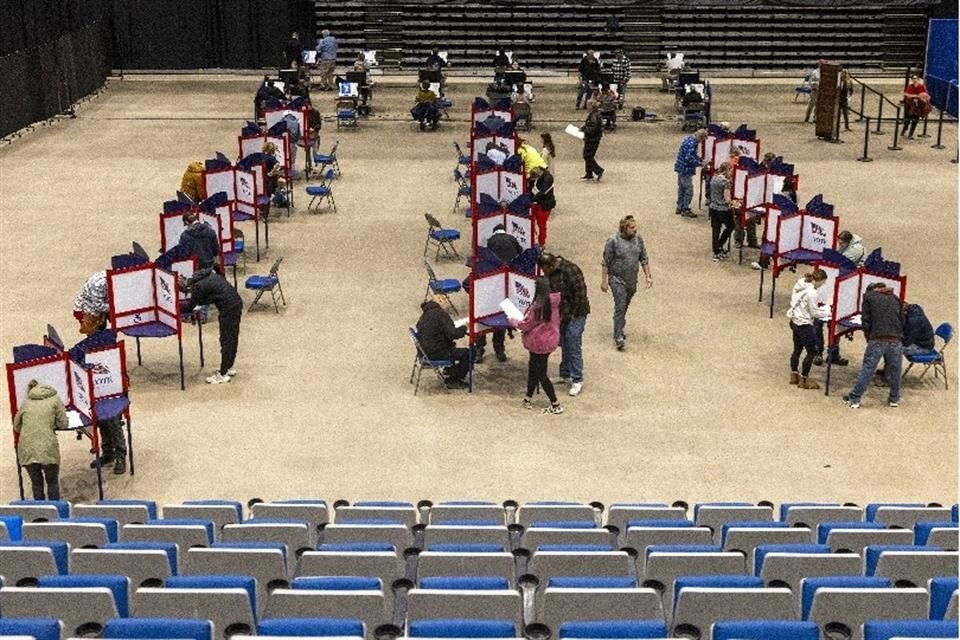 Las urnas electorales fueron abiertas desde las 6 de la mañana, y votantes asistieron al llamado en instituciones como el Bismarck Event Center, en Dakota del Norte